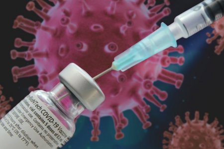 Повторную вакцинацию от коронавируса начали проводить в Москве