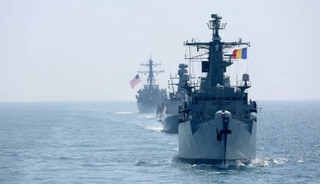 НАТО стягивает корабли и самолеты к границе России