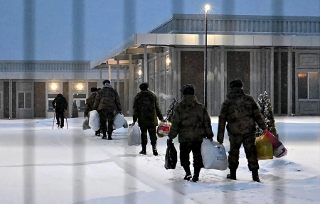 Российские военнослужащие, вернувшиеся из украинского плена, в Луганске