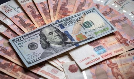 Курс рубля к доллару занижен искусственно, считают аналитики