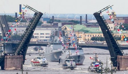 Военно-морской парад в День ВМФ России прошел в Санкт-Петербурге