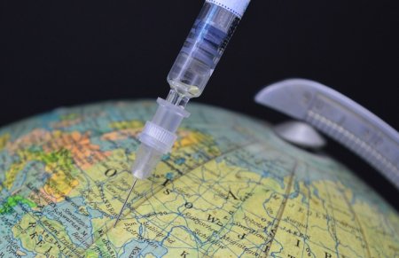 После вакцинации от COVID-19 умерли два человека в Японии