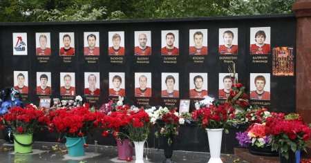 Хоккеистов "Локомотива", погибших в 2011, вспомнили в Ярославле
