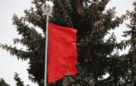 На Марсовом поле в Петербурге неизвестные обновили красные флаги 