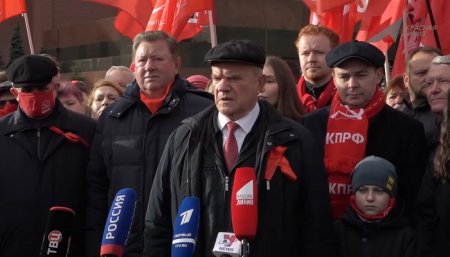 Лидер КПРФ Зюганов поздравил с 104-й годовщиной Великого Октября
