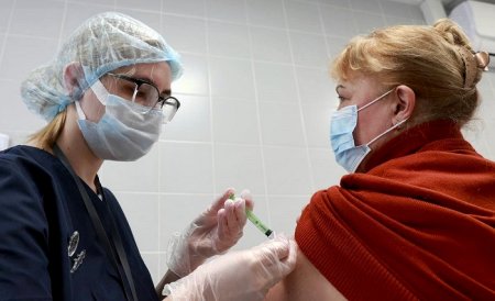 Обязательная вакцинация пенсионеров отменена властями Петербурга