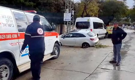Израиль: автомобили падают в ямы в асфальте, рушатся деревья