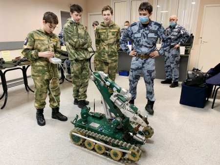 Росгвардейцы научили школьников управлять роботом-сапёром и БПЛА