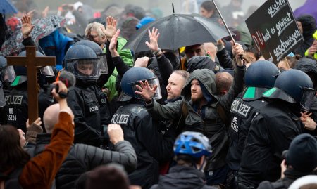 Протесты по ограничениям при COVID в ФРГ разгоняют дубинками и газом
