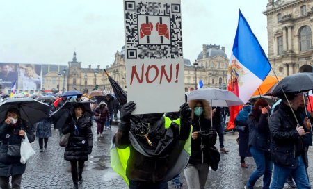 На акции против вакцинации вышли 100 тысяч человек во Франции