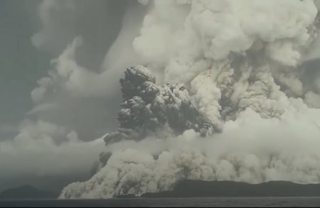 Извержение вулкана Хунга-Тонга с цунами всполошило весь мир