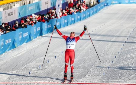 Большунов завоевал золото в скиатлоне на Олимпиаде в Пекине