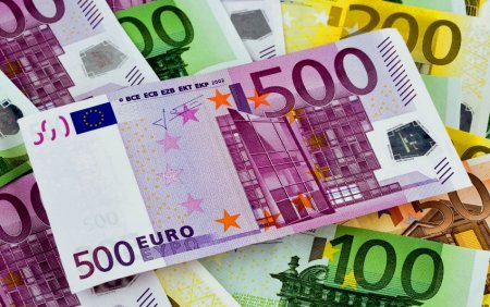 Евросоюз запретил поставлять банкноты евро в РФ, но не для всех