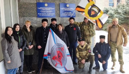 Казаки Луганска и России передали гуманитарный груз детям Донбасса