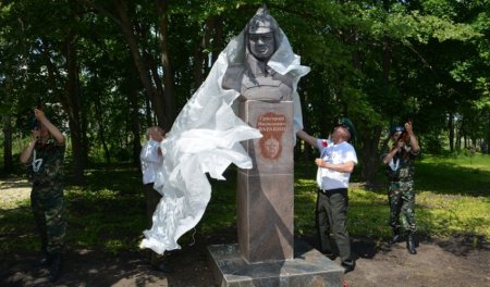 Памятник пограничнику Григорию Варавину открыли в г. Калач, Воронежской области