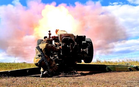 Стрельба из гаубицы Д30 по позициям ВСУ в п. Бахмут (ДНР)