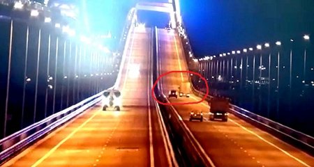 Момент подрыва грузовика на Крымском мосту 8 октября 2022