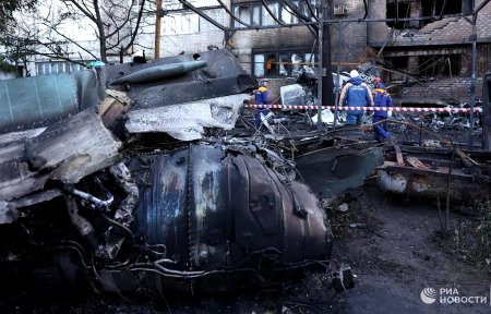 Обломки упавшего самолёта Су-34 на дом в Ейске