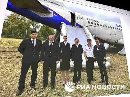 Экипаж, посадивший самолет Airbus A320 экстренно в поле в Новосибирской области