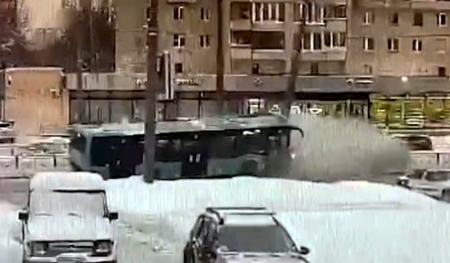 Автобус врезался в столб. Петербург