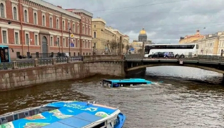 Автобус упал в реку Мойка