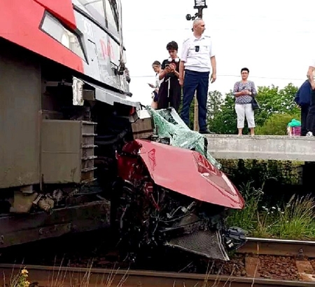 Столкновение поезда "Ласточка" с автомобилем в Ленобласти